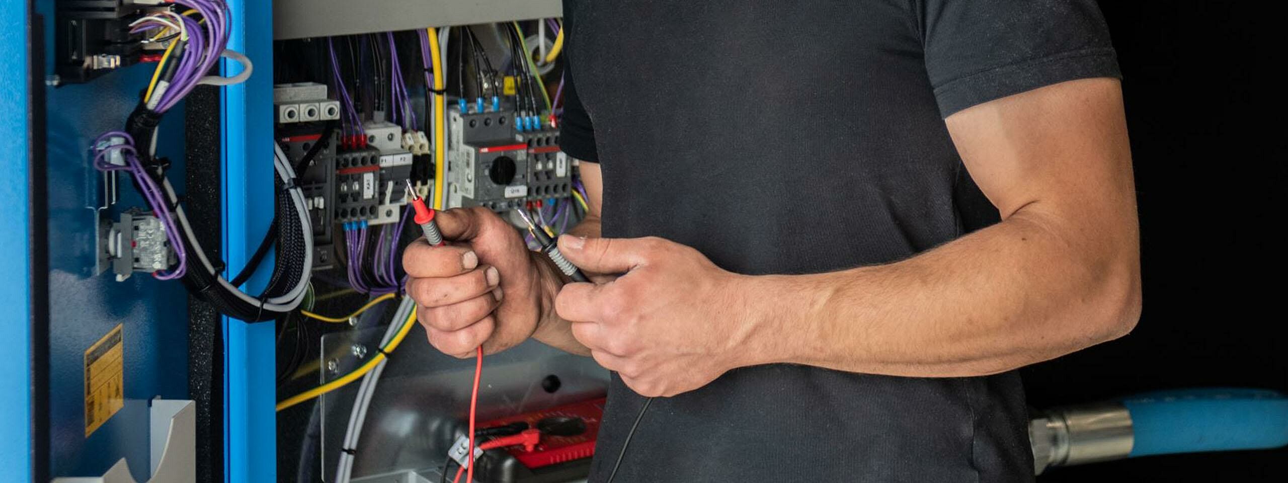 Servicetechniker der Airgroup bei Arbeiten an industrieller Drucklufttechnik - Drucklufttechniker in der Nähe - qualitätsgeprüfter Service - Wartung - Beratung und Versorgung rund um Industriekompressoren - Druckluft